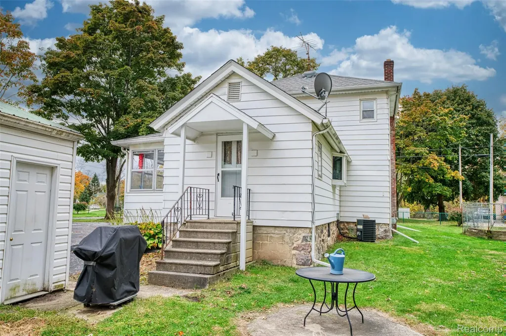 421 West Street Howell City MI 48843