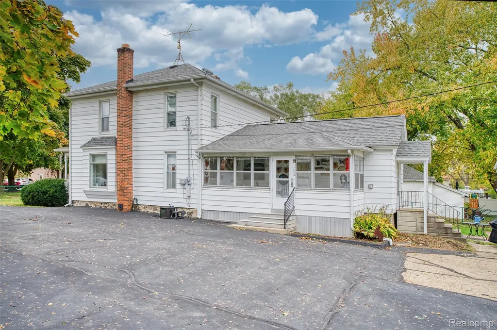 421 West Street Howell City MI 48843