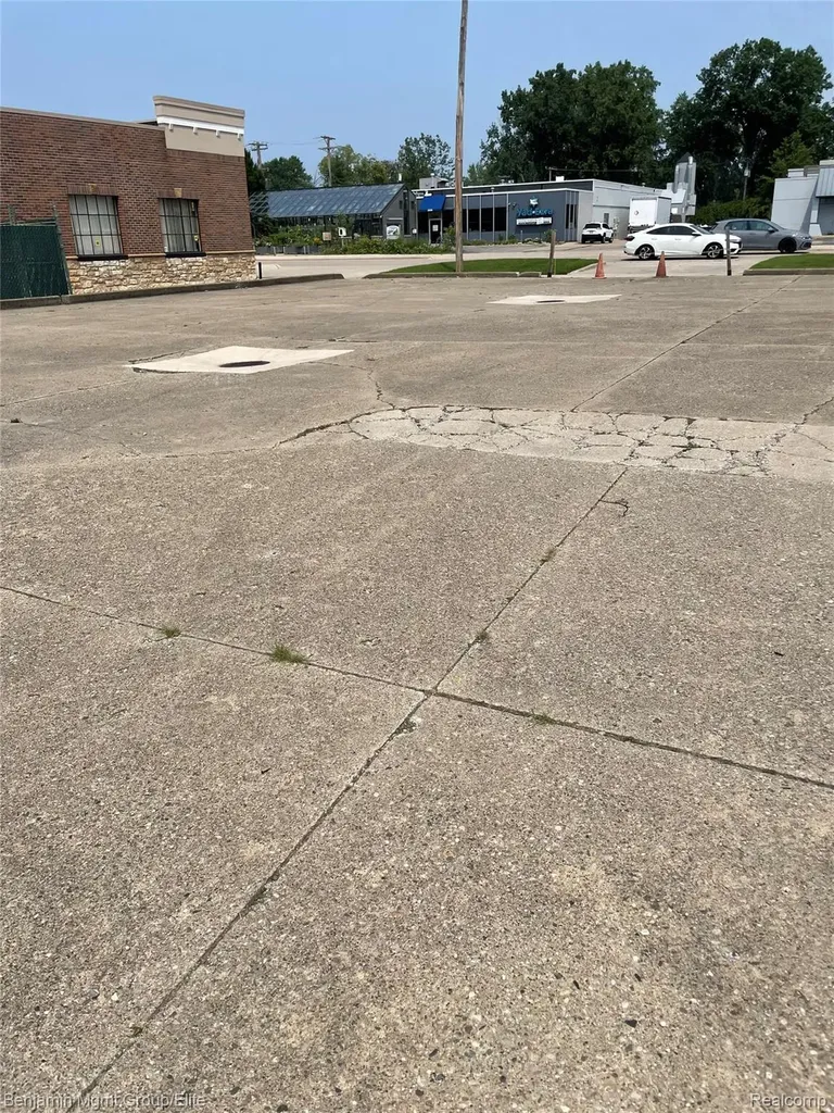 14001 W 11 Mile Road Oak Park City MI 48237