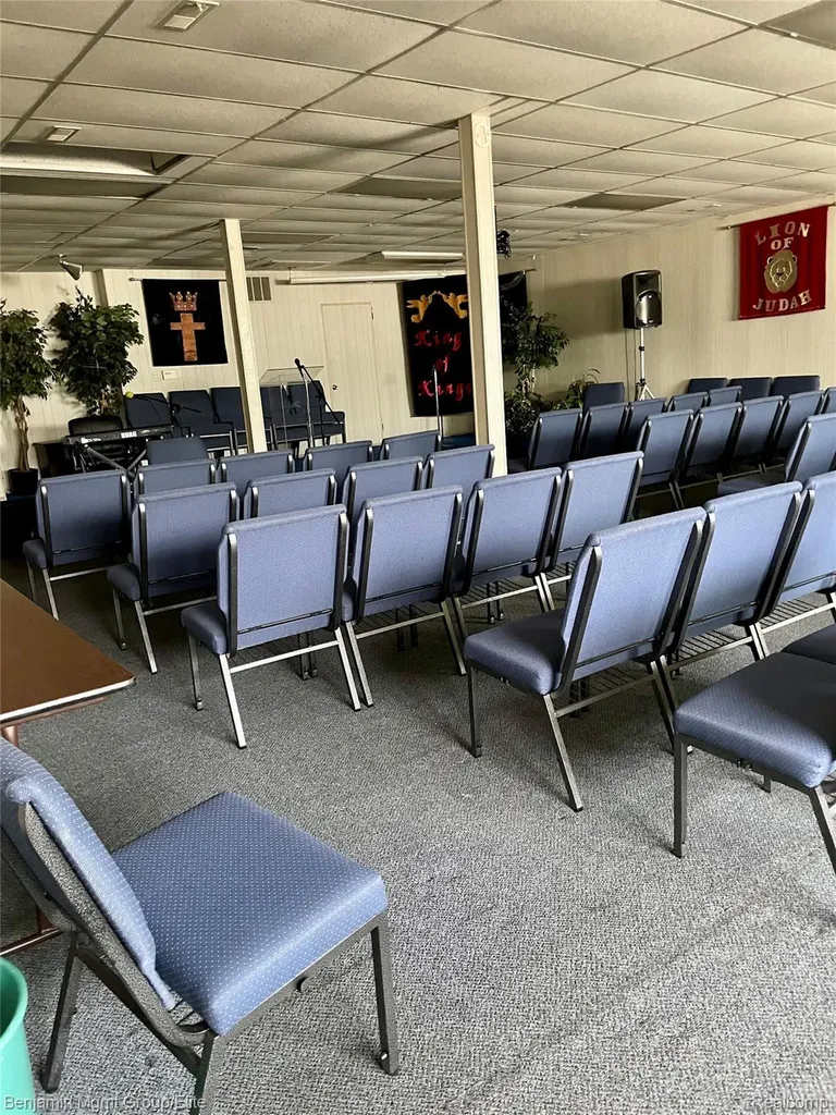 14001 W 11 Mile Road Oak Park City MI 48237