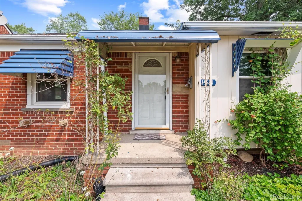 19580 Brady Street Redford Charter Township MI 48240