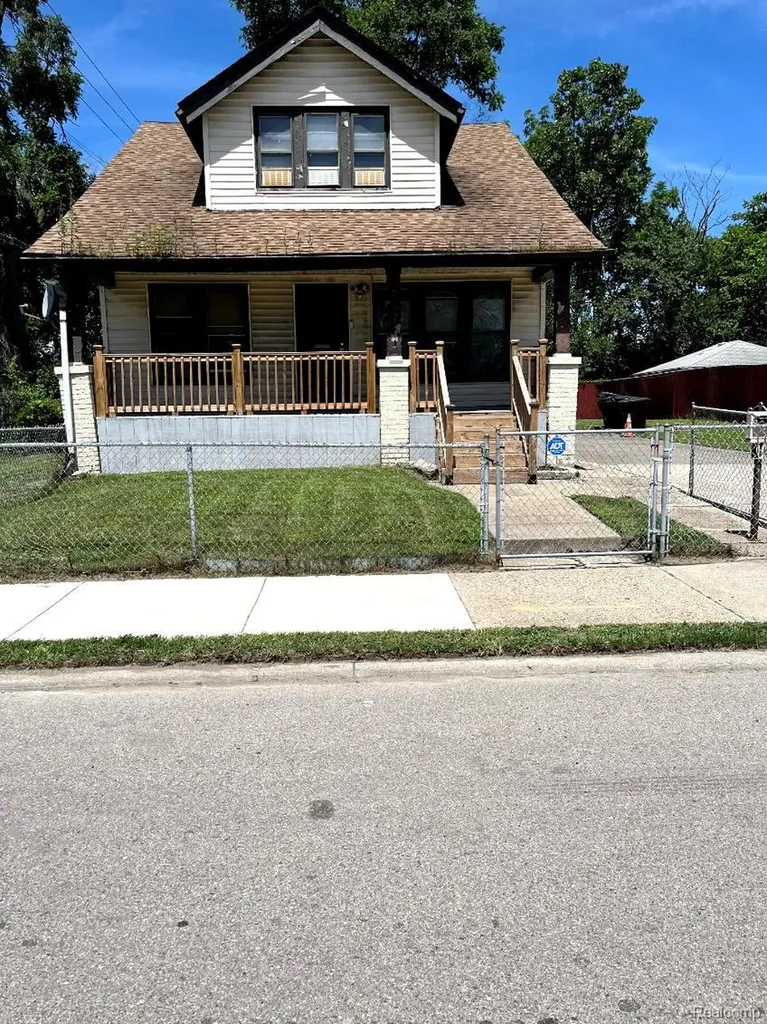 8827 E Warren Avenue Detroit City MI 48214