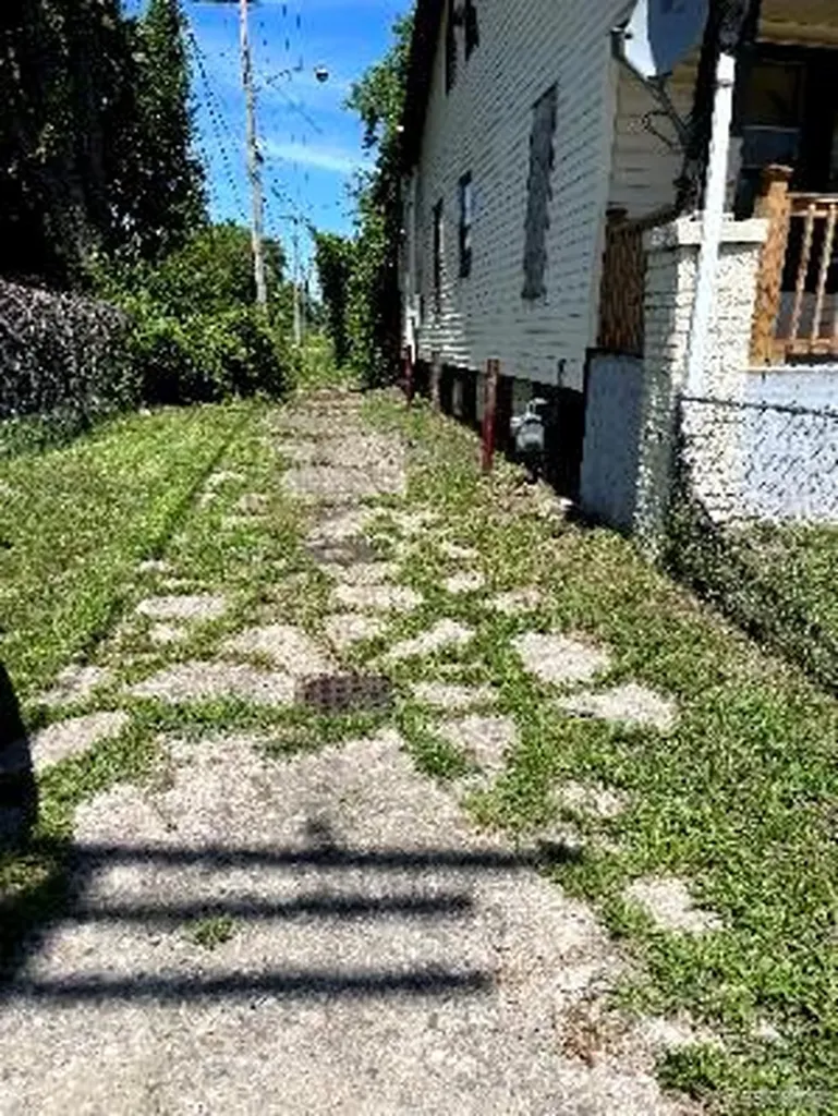 8827 E Warren Avenue Detroit City MI 48214