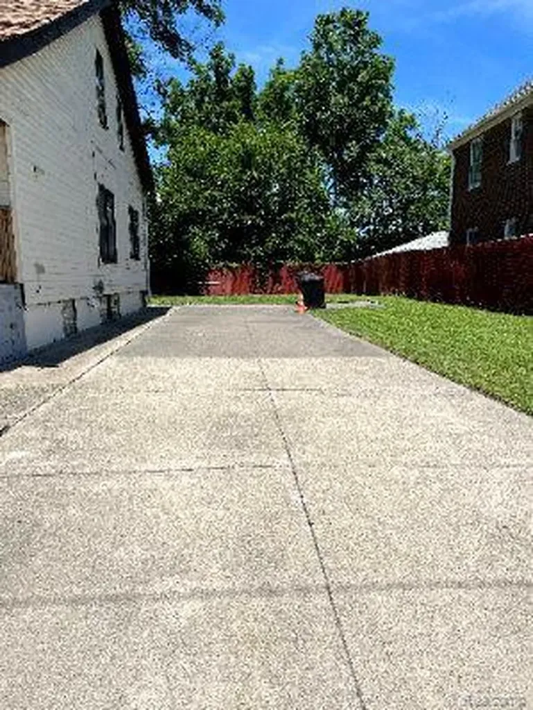 8827 E Warren Avenue Detroit City MI 48214