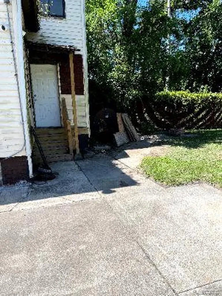 8827 E Warren Avenue Detroit City MI 48214