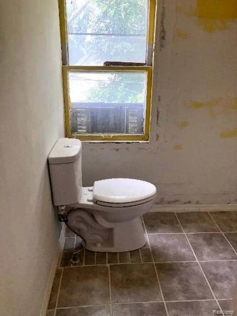 8827 E Warren Avenue Detroit City MI 48214