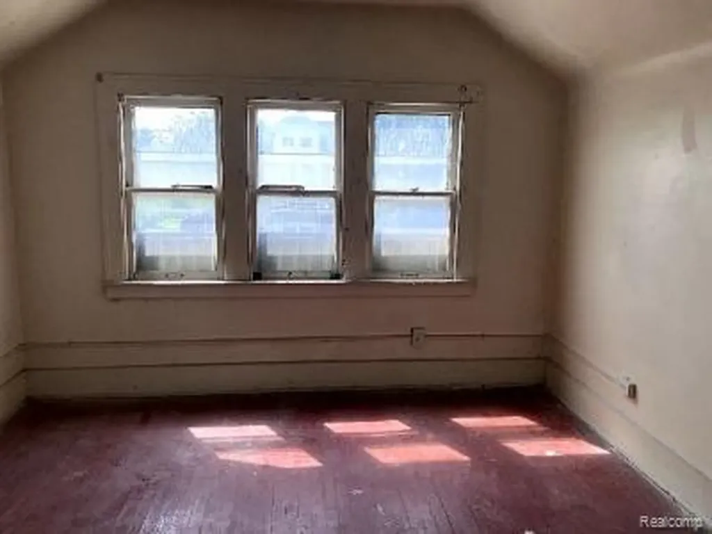 8827 E Warren Avenue Detroit City MI 48214