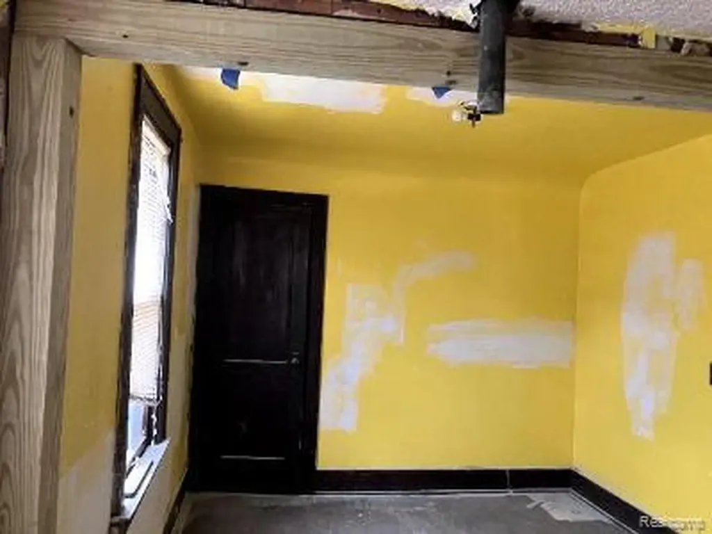 8827 E Warren Avenue Detroit City MI 48214