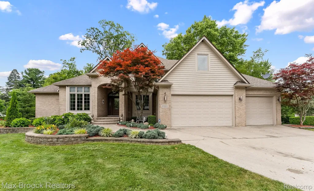20403 Robinway Drive Clinton Charter Township MI 48036