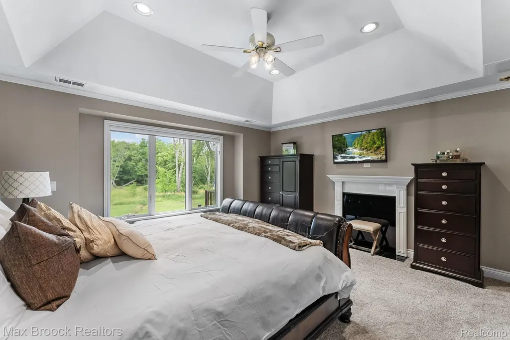 20403 Robinway Drive Clinton Charter Township MI 48036