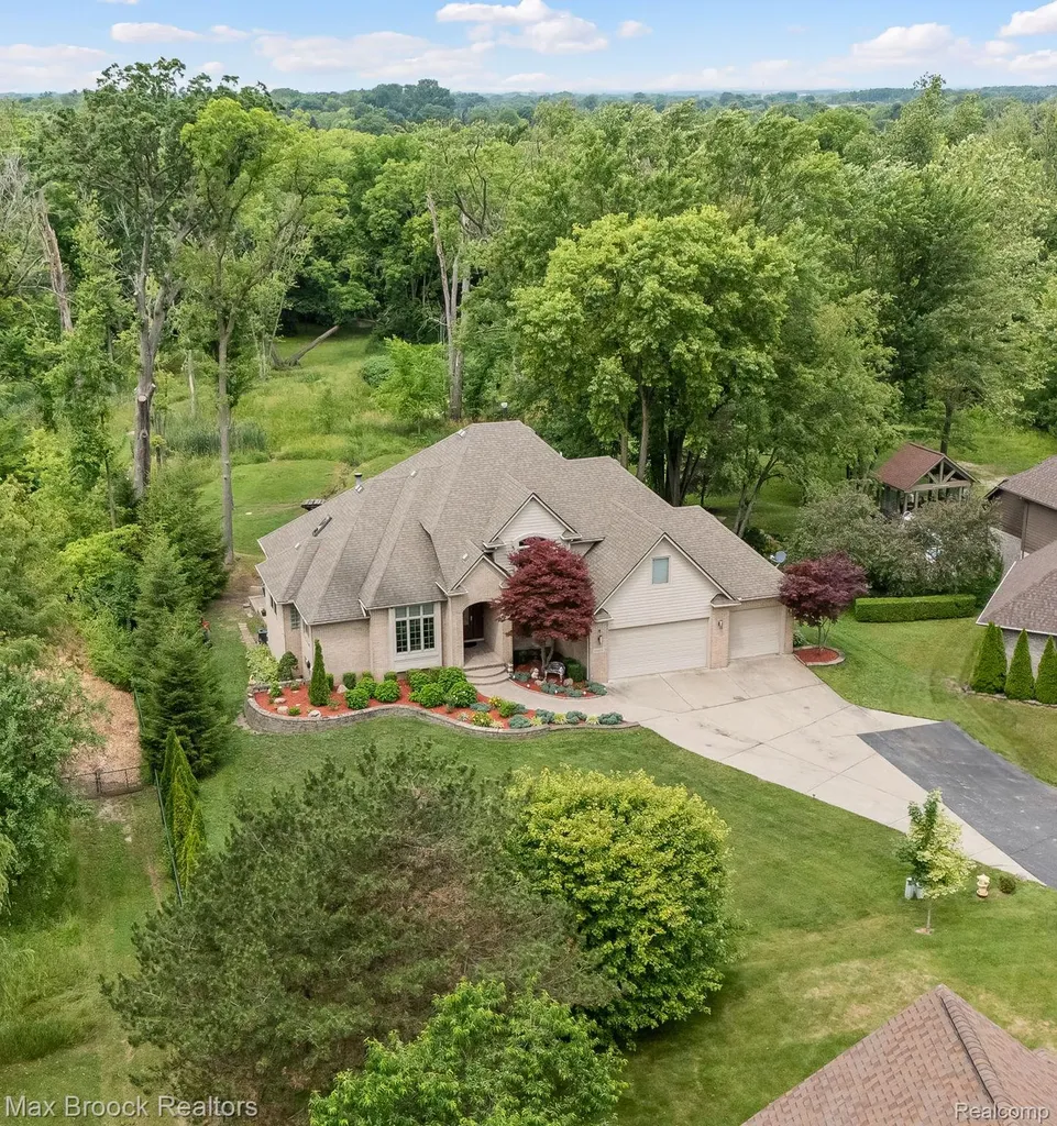 20403 Robinway Drive Clinton Charter Township MI 48036