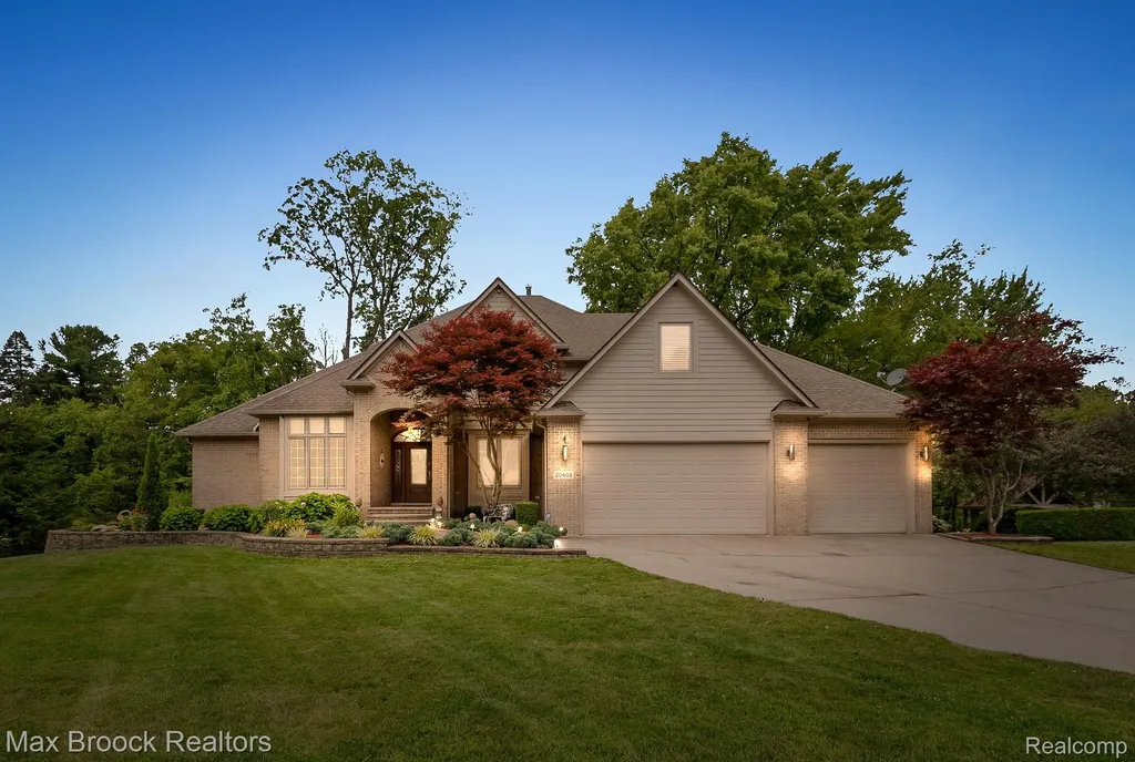 20403 Robinway Drive Clinton Charter Township MI 48036