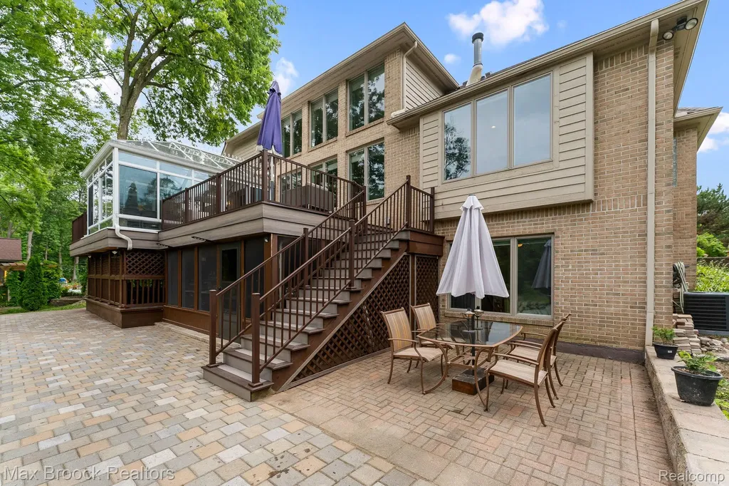 20403 Robinway Drive Clinton Charter Township MI 48036