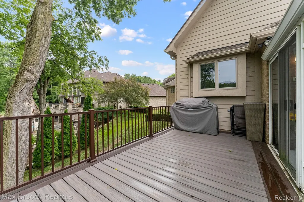 20403 Robinway Drive Clinton Charter Township MI 48036
