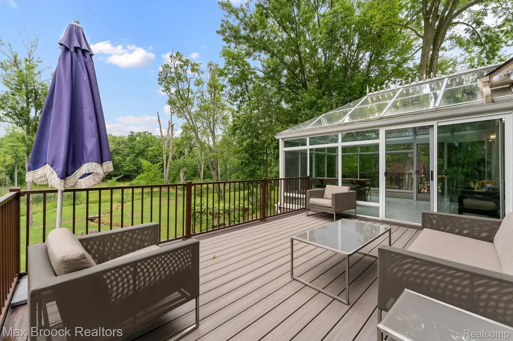 20403 Robinway Drive Clinton Charter Township MI 48036