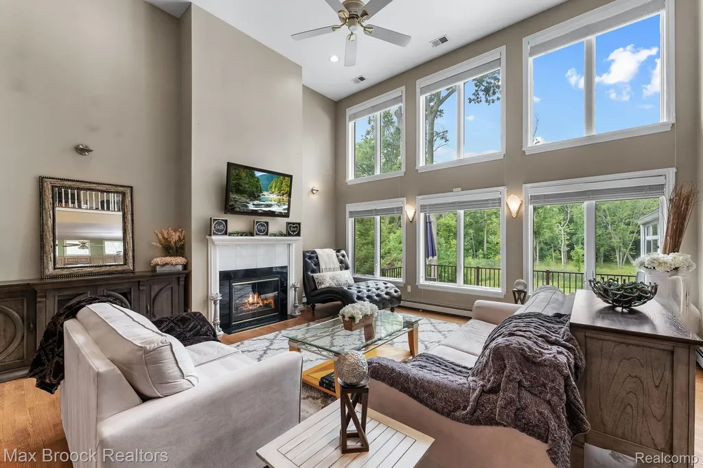 20403 Robinway Drive Clinton Charter Township MI 48036