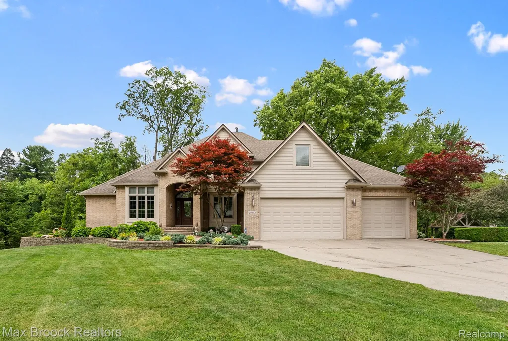 20403 Robinway Drive Clinton Charter Township MI 48036