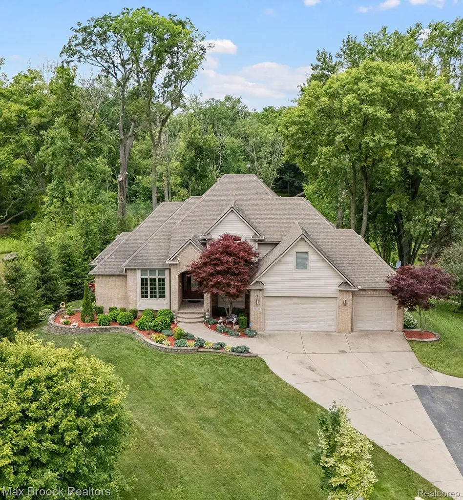 20403 Robinway Drive Clinton Charter Township MI 48036