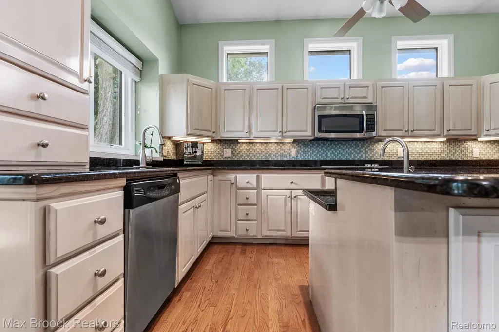 20403 Robinway Drive Clinton Charter Township MI 48036