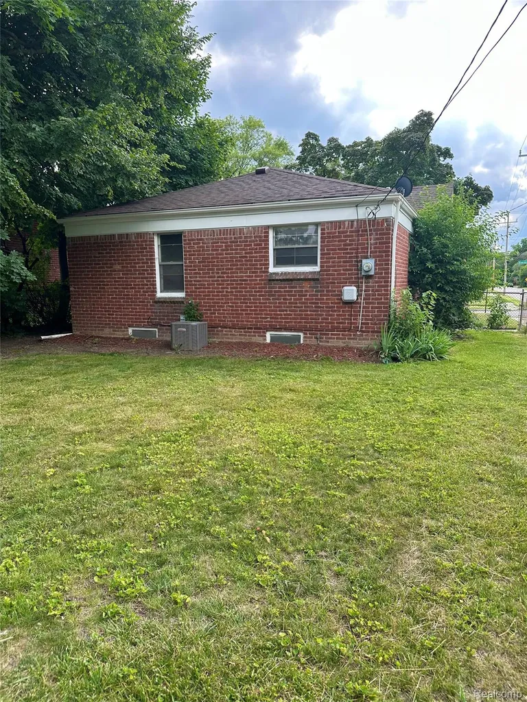 19394 Riverview Street Detroit City MI 48219