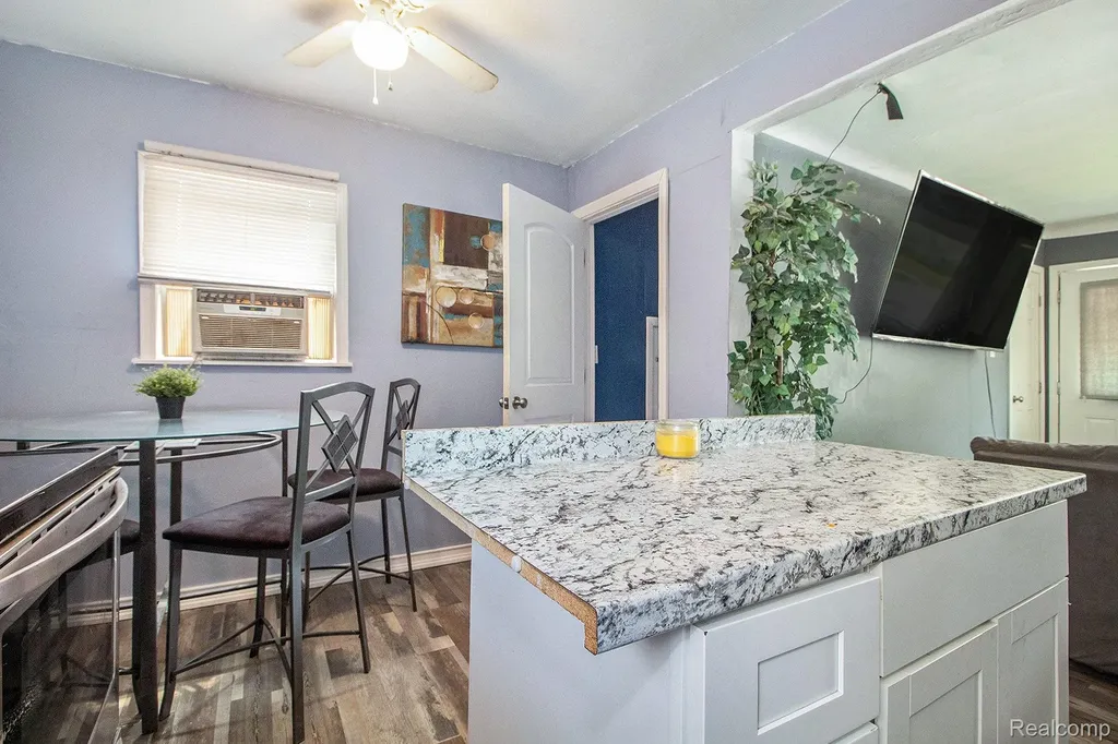 16520 Lenore Detroit City MI 48219