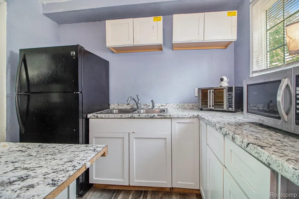 16520 Lenore Detroit City MI 48219