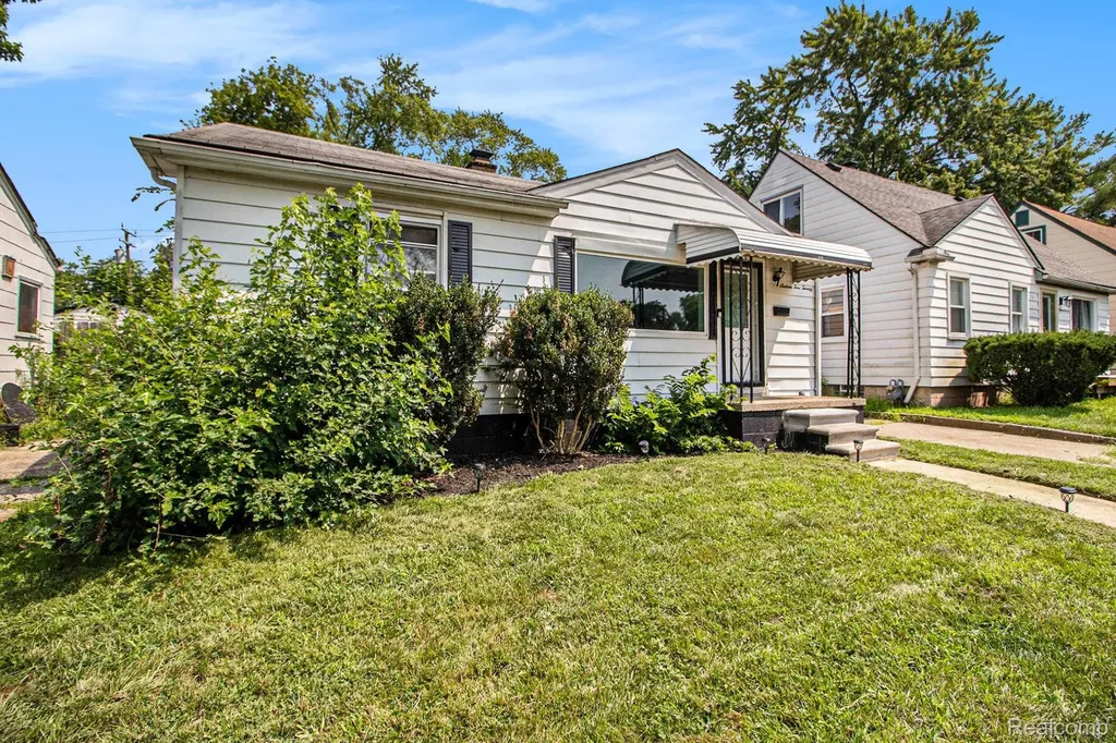 16520 Lenore Detroit City MI 48219
