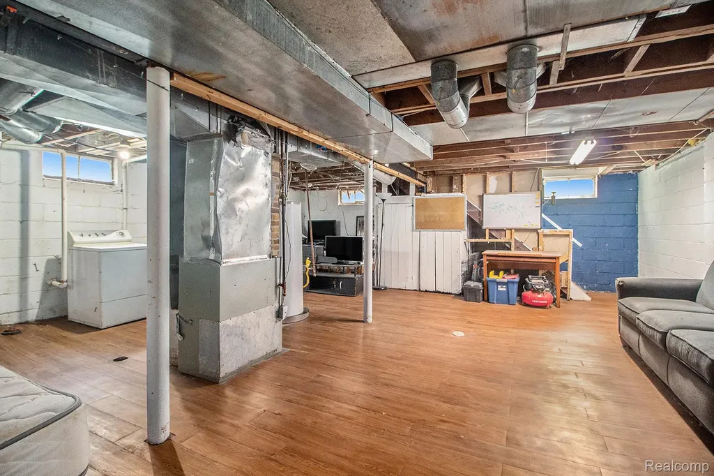 16520 Lenore Detroit City MI 48219
