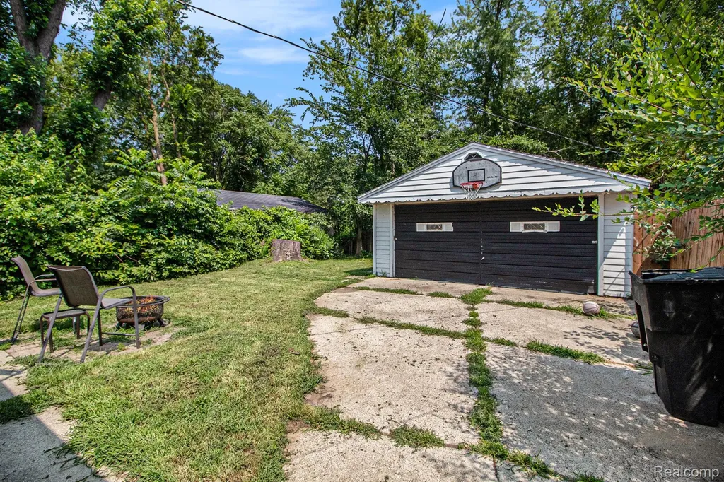 16520 Lenore Detroit City MI 48219