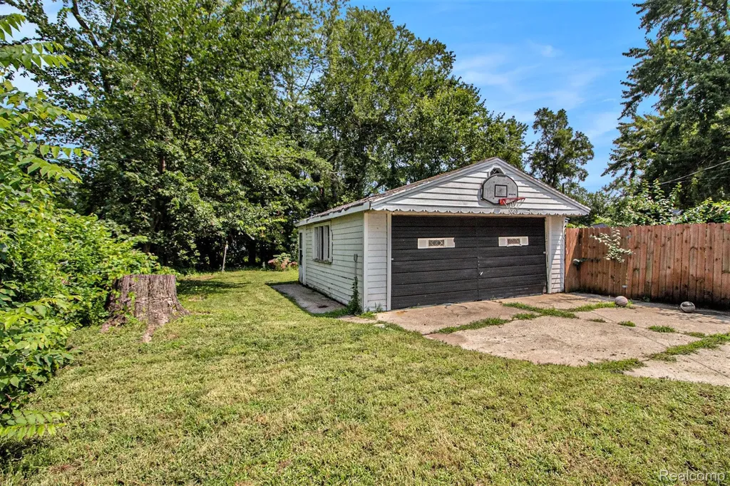 16520 Lenore Detroit City MI 48219