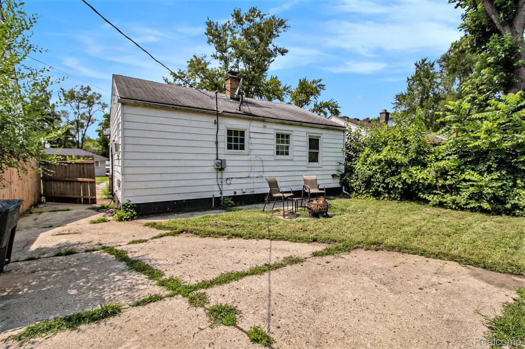16520 Lenore Detroit City MI 48219