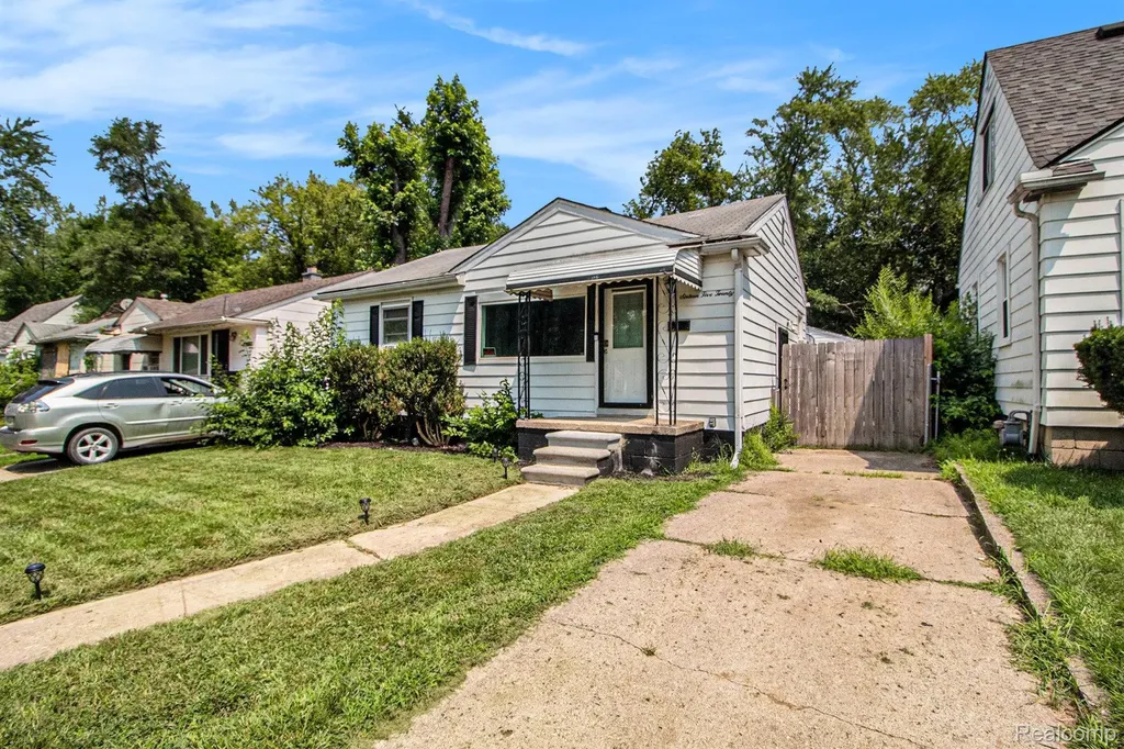 16520 Lenore Detroit City MI 48219