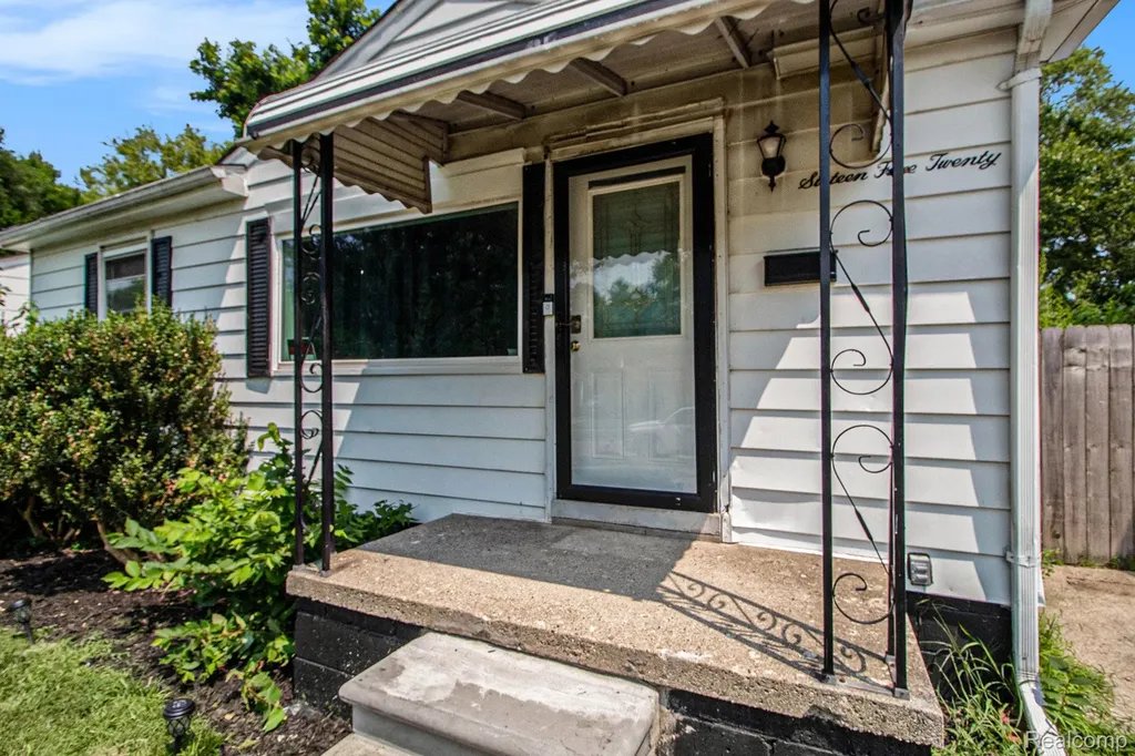 16520 Lenore Detroit City MI 48219