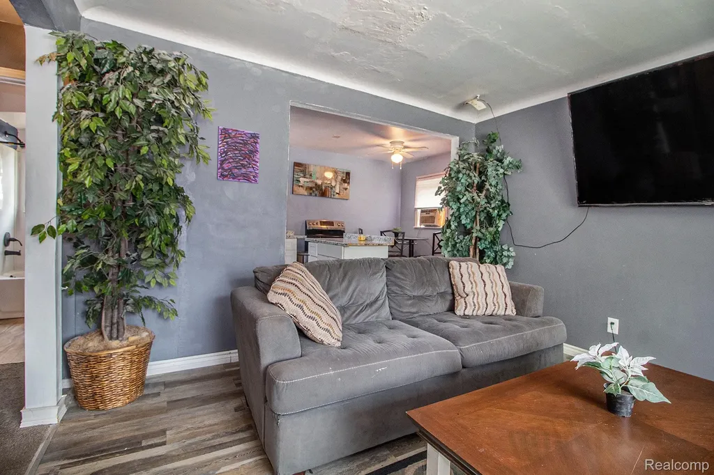 16520 Lenore Detroit City MI 48219