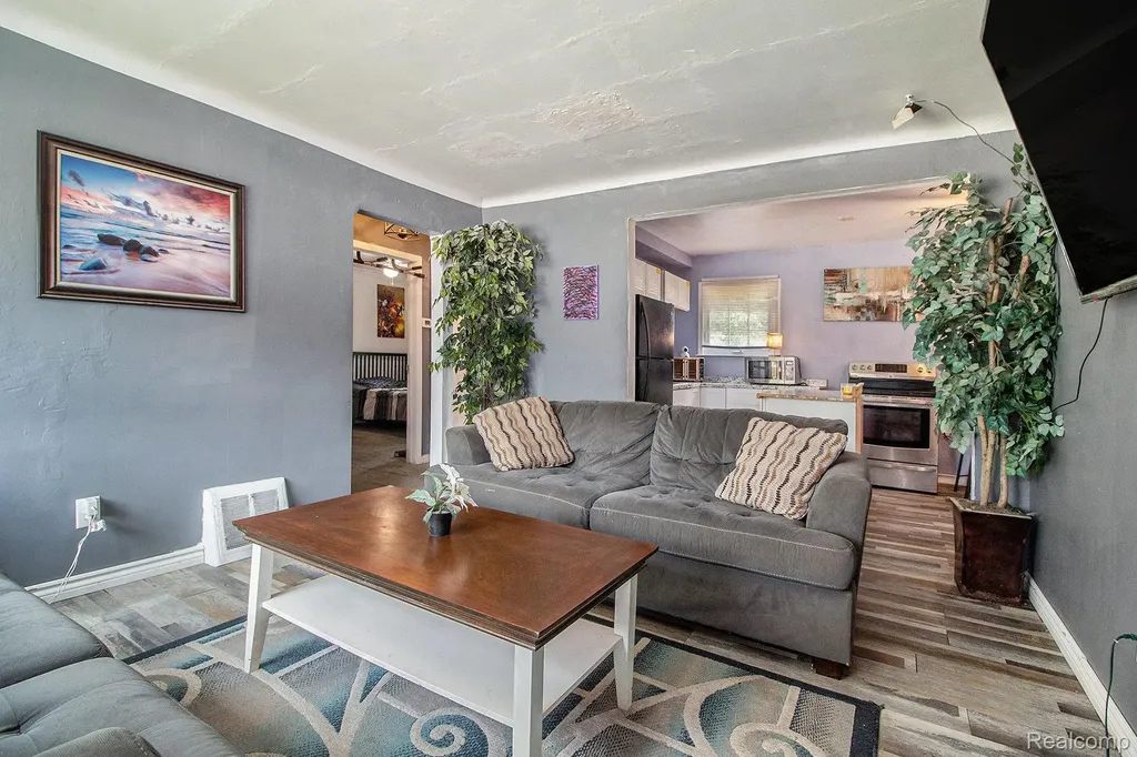 16520 Lenore Detroit City MI 48219