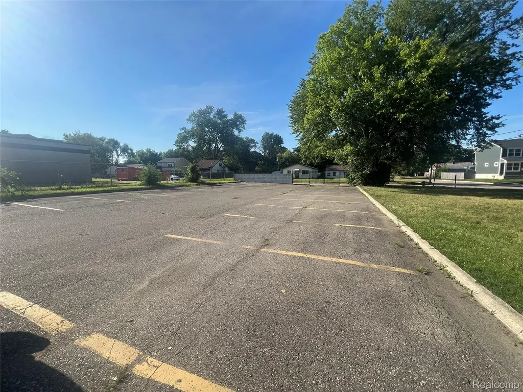 427 E 8 Mile Road Hazel Park City MI 48030