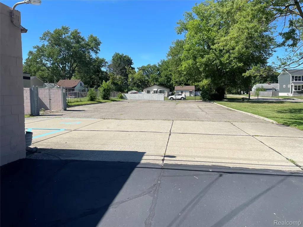 427 E 8 Mile Road Hazel Park City MI 48030