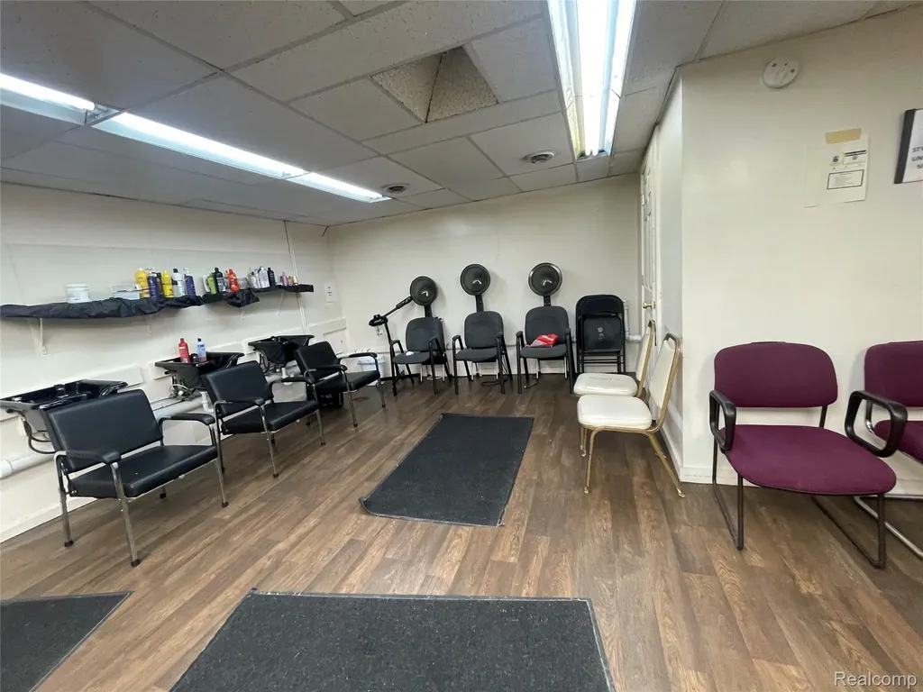 427 E 8 Mile Road Hazel Park City MI 48030