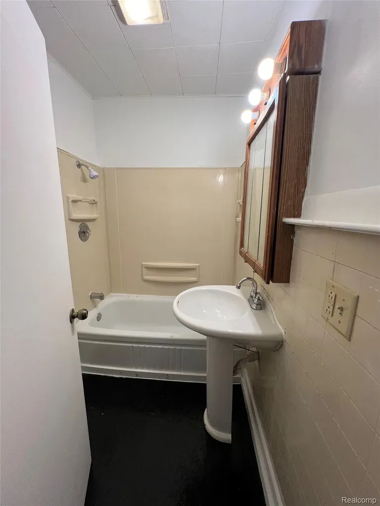 222 Borland Court Saginaw City MI 48602