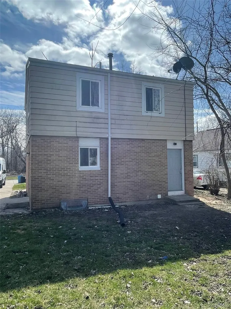 2116 Wood Street Saginaw City MI 48638