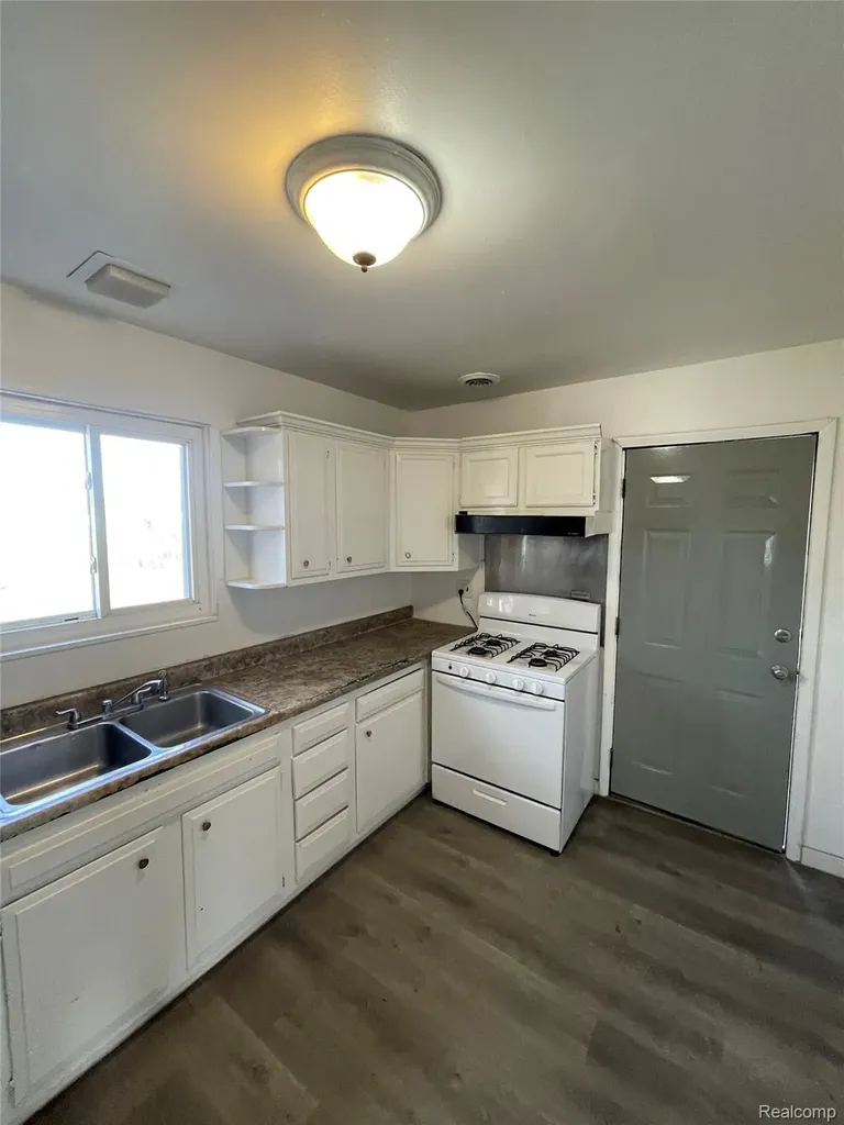 2116 Wood Street Saginaw City MI 48638