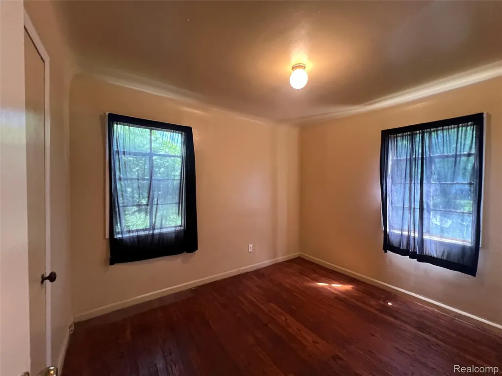 15643 W Chicago Street Detroit City MI 48228
