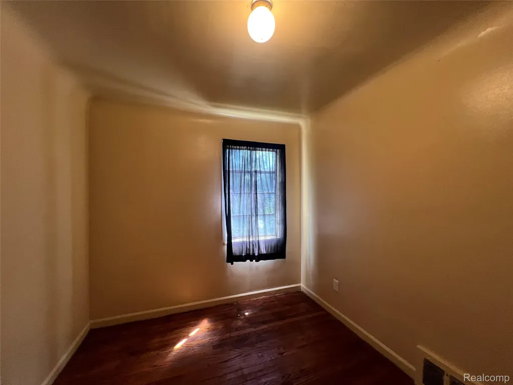 15643 W Chicago Street Detroit City MI 48228