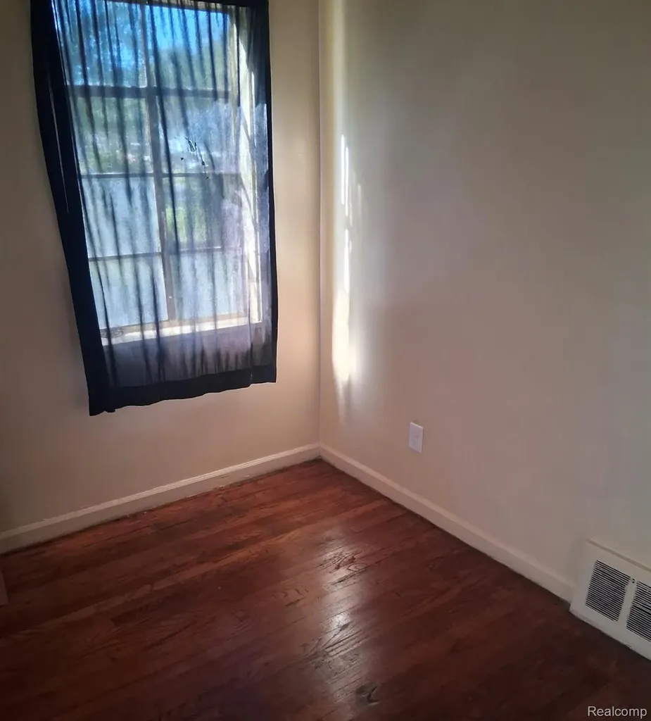 15643 W Chicago Street Detroit City MI 48228