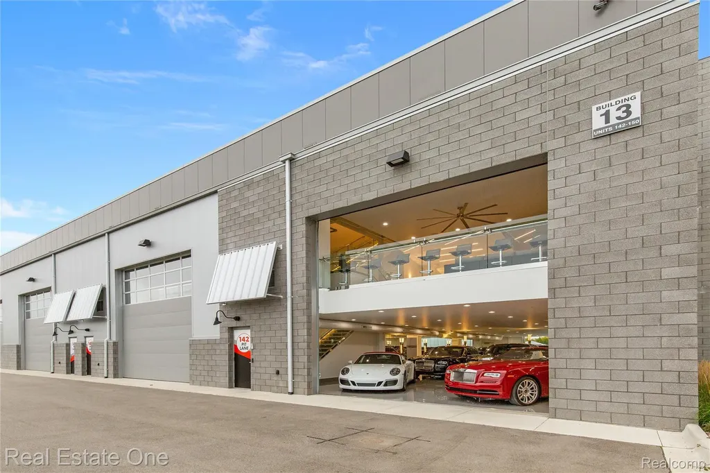 142 Pit Lane Pontiac City MI 48341