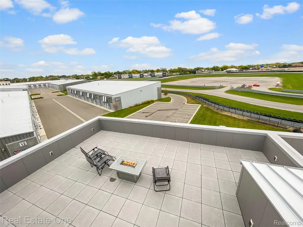 142 Pit Lane Pontiac City MI 48341