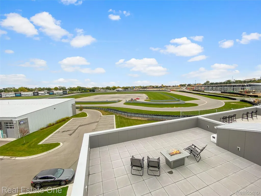 142 Pit Lane Pontiac City MI 48341