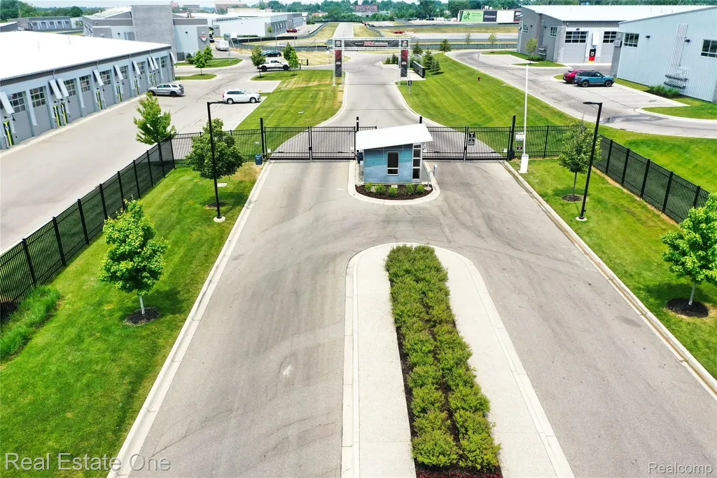 142 Pit Lane Pontiac City MI 48341