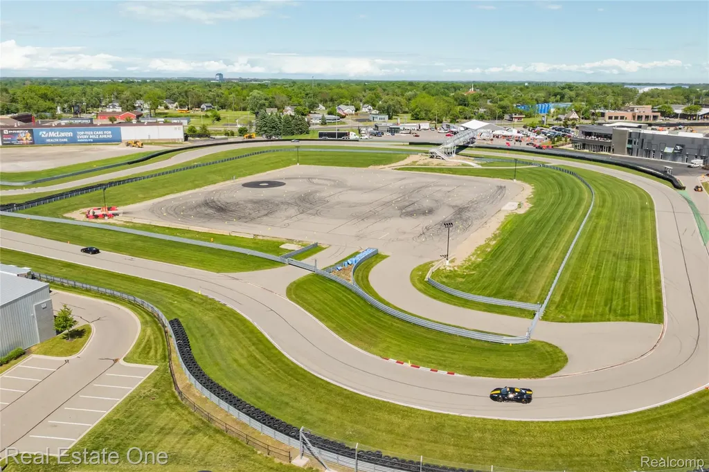 142 Pit Lane Pontiac City MI 48341