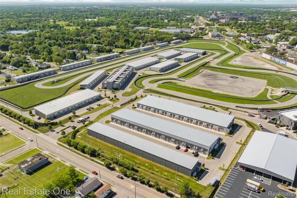 142 Pit Lane Pontiac City MI 48341
